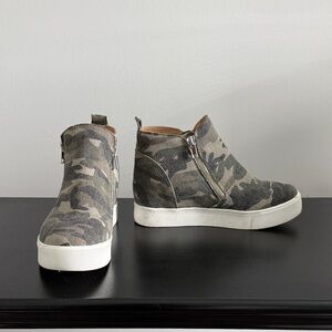Soda Beige and Blue Striped Wedge Sneaker Bootie Sz 6.5‎